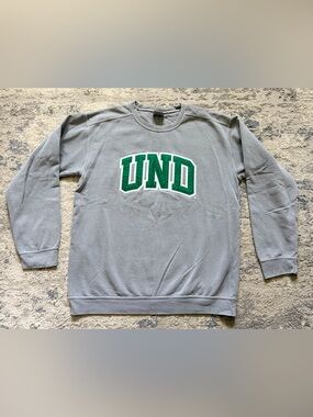 UND Crewneck Sweatshirt Medium Gray Comfort Colors Embroidered logo Pullover